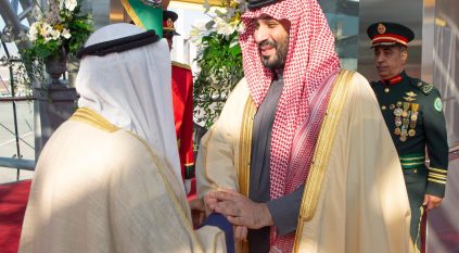 محمد بن سلمان يصل الكويت وفي مقدمة مستقبليه الشيخ مشعل الصباح