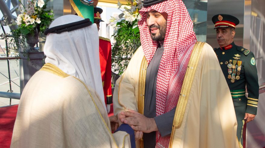 محمد بن سلمان يصل الكويت وفي مقدمة مستقبليه الشيخ مشعل الصباح