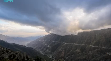 الضباب والغيوم تعانق قمم جبال السروات بالباحة