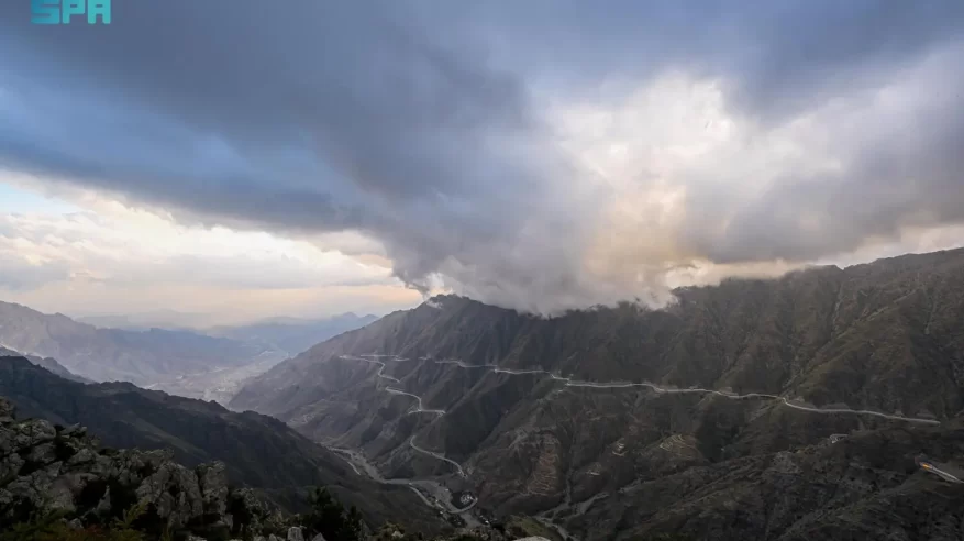 الضباب والغيوم تعانق قمم جبال السروات بالباحة