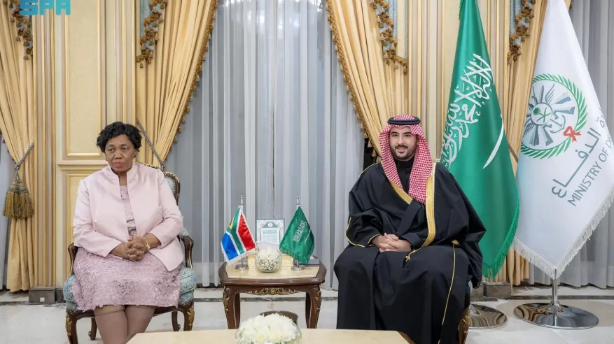 خالد بن سلمان يبحث العلاقات الثنائية مع وزيرة دفاع جنوب إفريقيا