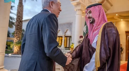 خالد بن سلمان يبحث العلاقات الثنائية مع كبير الوزراء السنغافوري