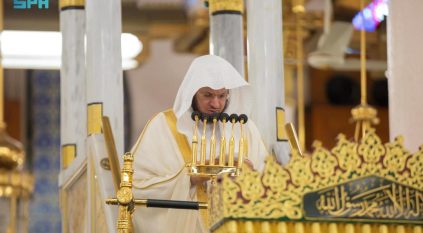 إمام المسجد النبوي في خطبة الجمعة: مَن جعل واسطة بينه وبين الله في الدعاء فقد أضاع معنى العبودية