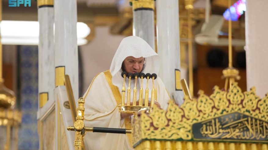 إمام المسجد النبوي في خطبة الجمعة: مَن جعل واسطة بينه وبين الله في الدعاء فقد أضاع معنى العبودية