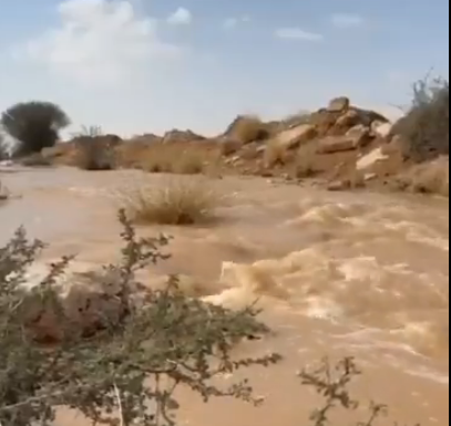 شاهد.. جريان السيول الهادرة غرب الرياض