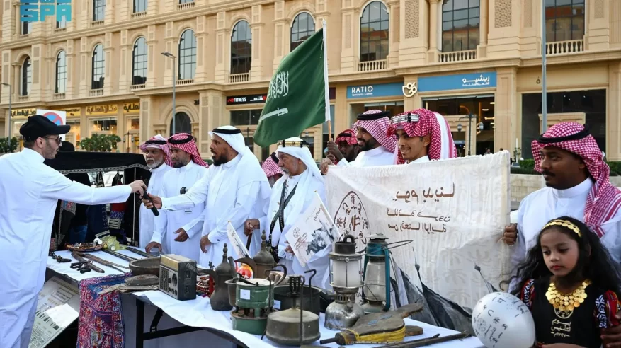 معارض ومسرح وهدايا.. أهالي العاصمة المقدسة يحتفون بيوم التأسيس