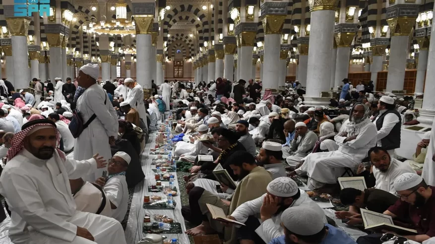 لقطات من إفطار قاصدي المسجد النبوي أول أيام رمضان