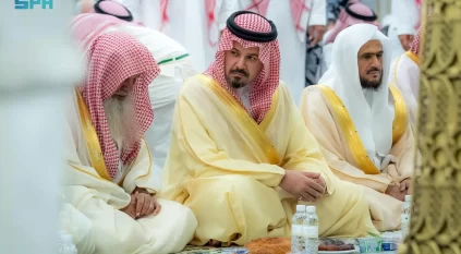 سلمان بن سلطان يشارك الأئمة إفطارهم في رحاب المسجد النبوي