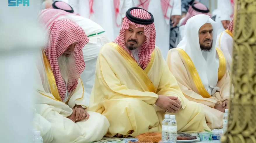 سلمان بن سلطان يشارك الأئمة إفطارهم في رحاب المسجد النبوي