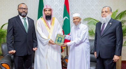 البدير يلتقي الرئيس معز ويزور أول عالم مالديفي تخرج من الجامعة الإسلامية