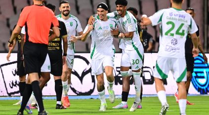 الأهلي يواصل انتصاراته بثلاثية في شباك الوحدة