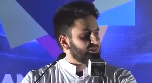بالفيديو.. رجل يبكي لأنّ والديه رفضا دخول الإسلام!