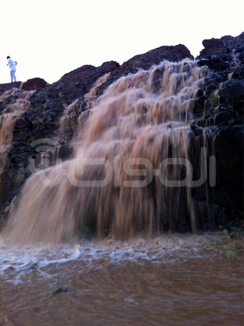 بالصور.. أمطار غزيرة على قرى شرق محافظة خميس مشيط