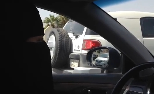 بالفيديو.. سعودية تقود السيارة في تخصصي الرياض
