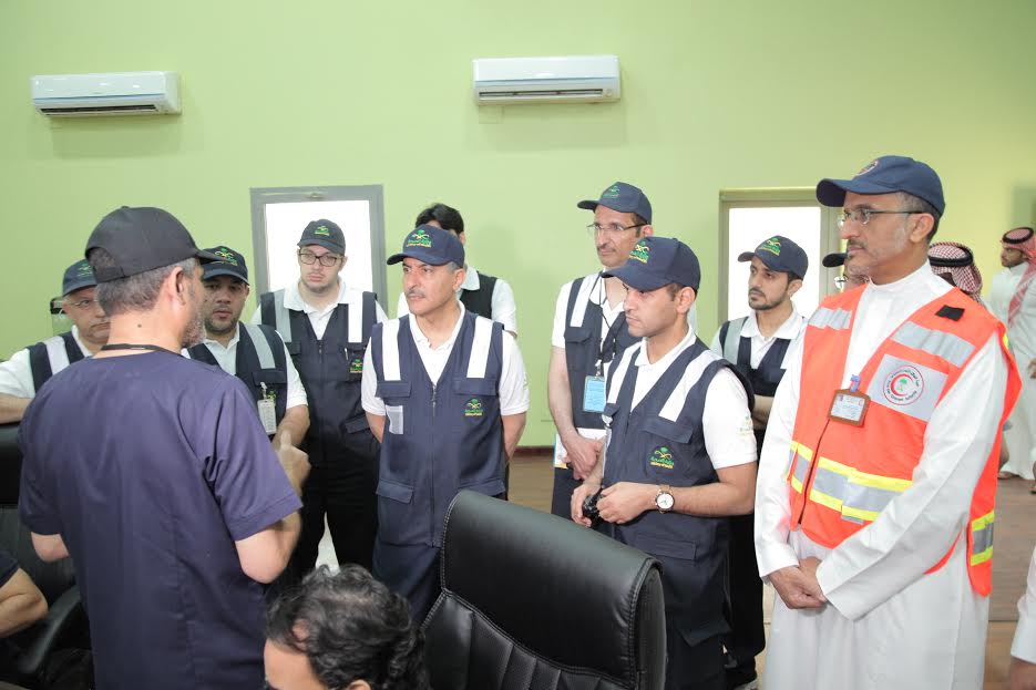 بالصور.. “الضويلع” يطمئن على استعدادات غرفة عمليات الهلال الأحمر في الحج