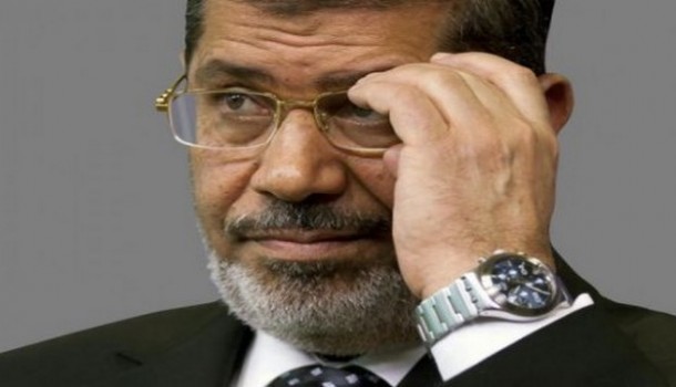 العوا ينفرد بـ”مرسي” ويحاول تهدئته بعد هتافه ضد “الجيش”