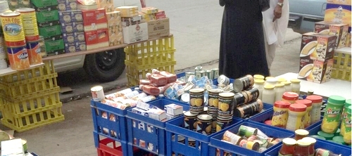 بالصور..اتلاف 7200 منتج غذائي منتهي الصلاحية بأسواق الرياض