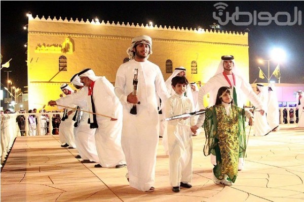 بالصور .. رقص طفل وطفلة يبهر زوار جناح الإمارات