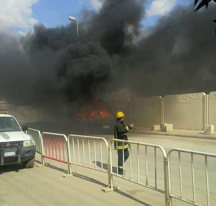 بالصور.. مواطن يحرق سيارته احتجاجاً على حجزها
