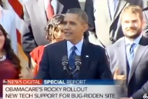 بالفيديو.. أوباما ينقذ فتاة كادت أن تسقط خلفه أثناء خطابه
