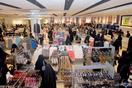 تجار الملابس النسائية: تأنيث الوظائف يرفع الأسعار 50%