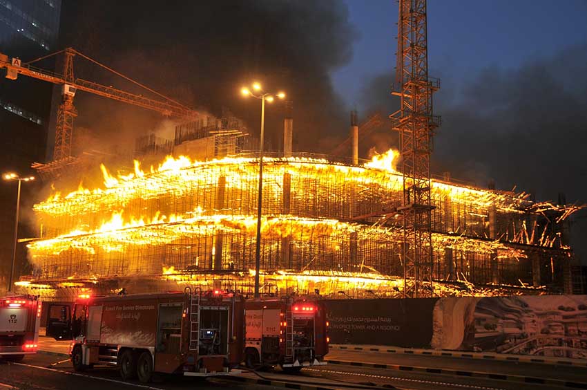 بالصور.. حريق بالكويت يلتهم مبنى مساحته 380 ألف متر