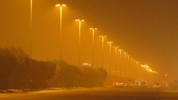 بالفيديو والصور.. عاصفة ترابية شديدة تداهم الرياض