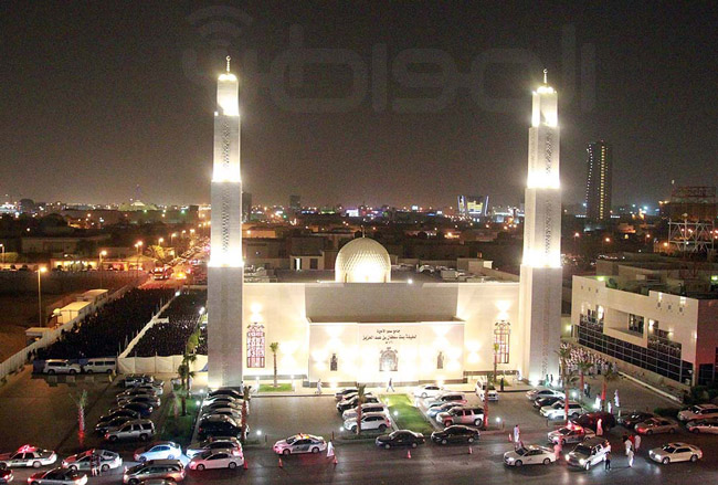 بالصور .. آلاف المصلين خلف الشيخ ناصر القطامي في مسجد لطيفة بنت سلطان