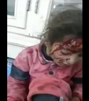 بالفيديو.. طفلة سورية تصرخ باكية: “عمو لا تقص البيجاما جديدة”