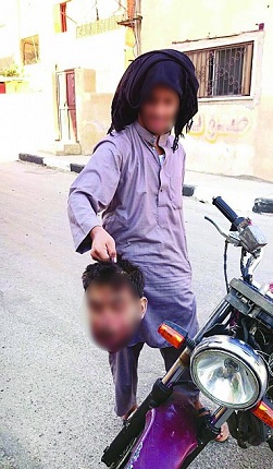 ابن مقبوض عليه بـ”خلية تمير” يلوح برأس مقطوع على طريقة “داعش”