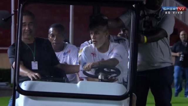 شاهد.. البرازيلي “نيمار” يقود سيارة إسعاف داخل الملعب
