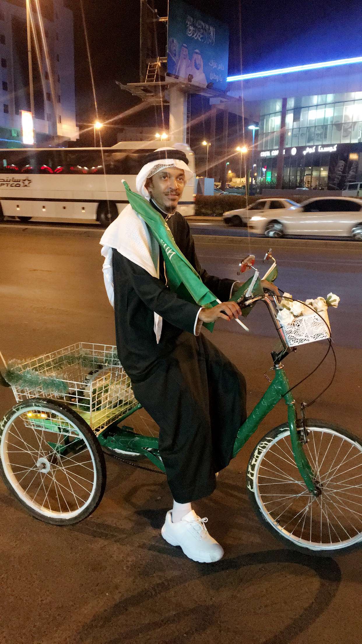 بالفيديو.. مواطن يعبر عن فرحته باليوم الوطني على طريقته الخاصة في مكة