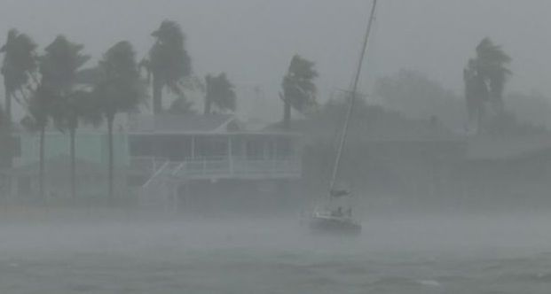 بالصور.. إعصار هارفي يجتاح سواحل تكساس الأميركية وإعلان حالة الطوارئ