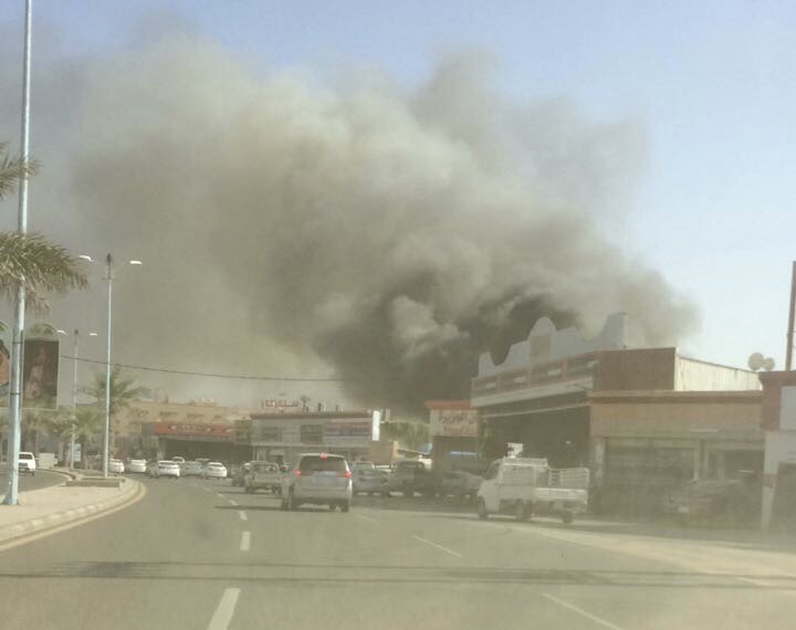 بالصور.. حريق هائل يلتهم أحد محلات تنجيد السيارات بصامطة