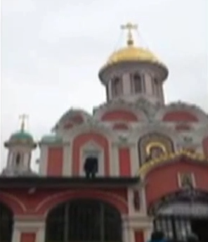 بالفيديو.. “مسلم” يرفع الأذان فوق إحدى “كنائس” روسيا
