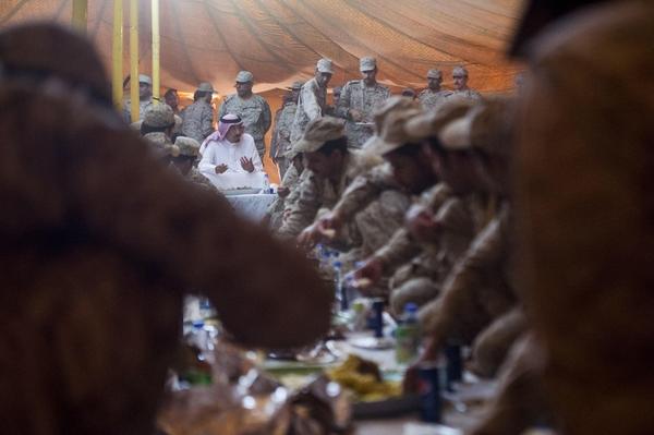 بالصورة .. ولي العهد يشارك رجال القوات المسلحة في رفحاء وجبة الغداء