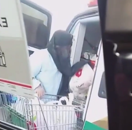 بالفيديو.. ممرضات يستخدمن سيارات إسعاف بالتسوق ونقل المواد الغذائية