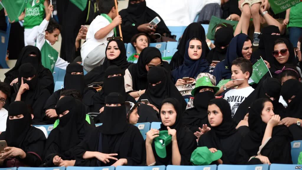 قبل مباراة الأهلي والباطن اليوم.. الشعب يرحب بدخول النساء للملاعب