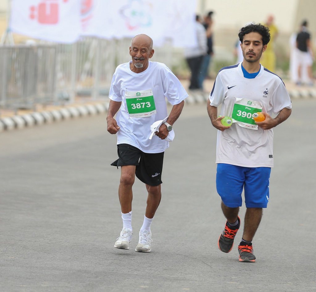 بالصور.. تعرّف على المتسابق الأكبر سِنًا في ماراثون الرياض