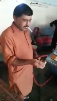 بالفيديو.. عامل يحاول سرقه ذهب من مركبة كان ينظفها