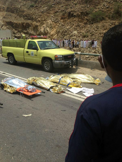 وفاة رجل وأربع سيدات في حادث اصطدام سيارة بباص ببارق