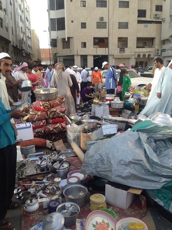 بالصور.. مصادرة الملابس المستعملة وأدوات الطعام بحراج شبرا الطائف