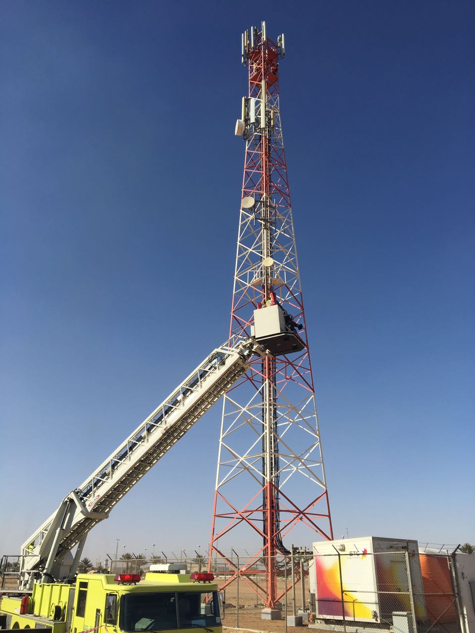 إنقاذ عامل أصيب بإجهاد وشد عضلي أعلى برج اتصالات في تبوك