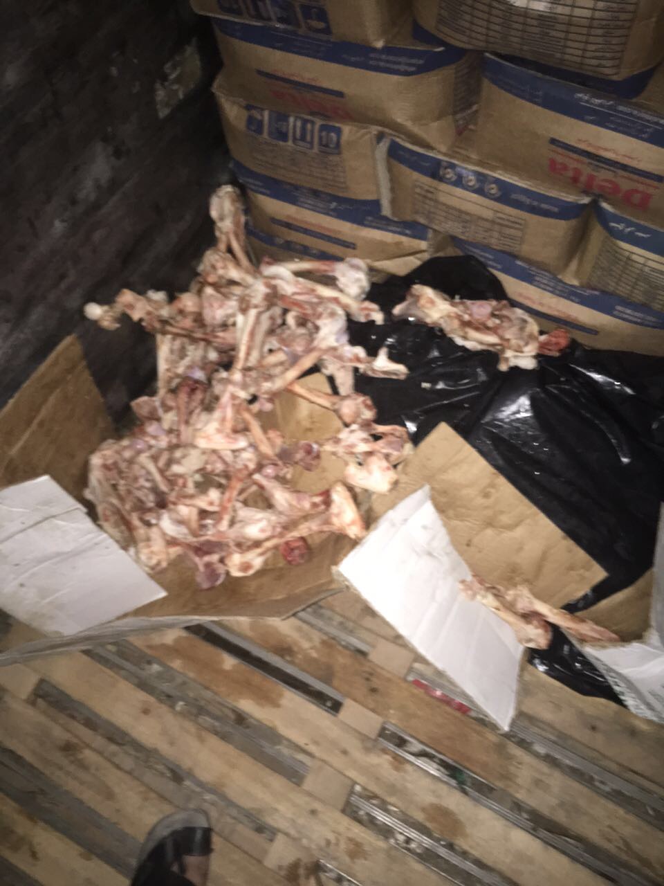 بالصور.. مصادرة 30 طن لحوم ومواد غذائية داخل شاحنة مخالفة بمكة