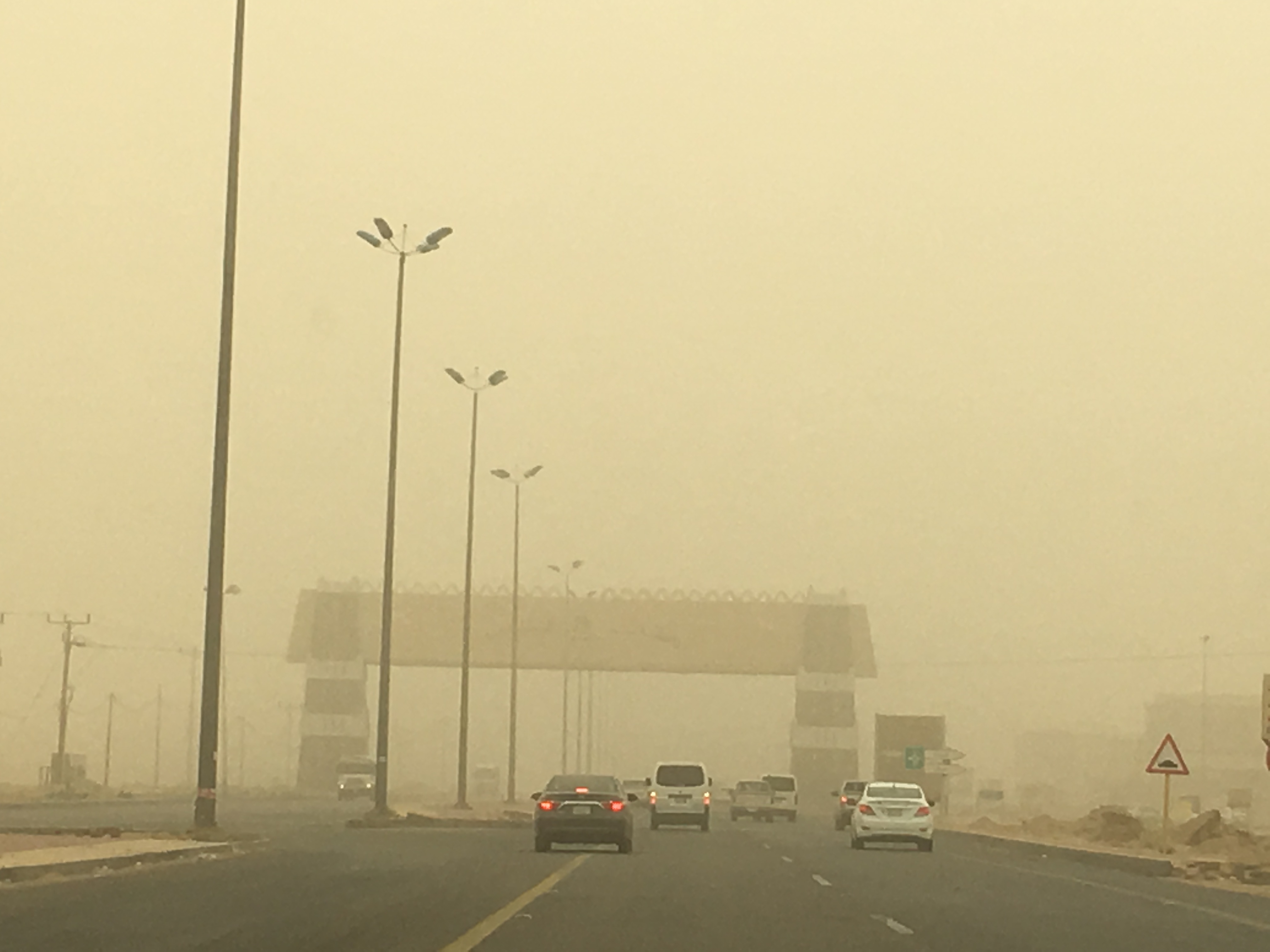 الغبار يضرب نجران حتى الـ9 مساء والمدني يحذر