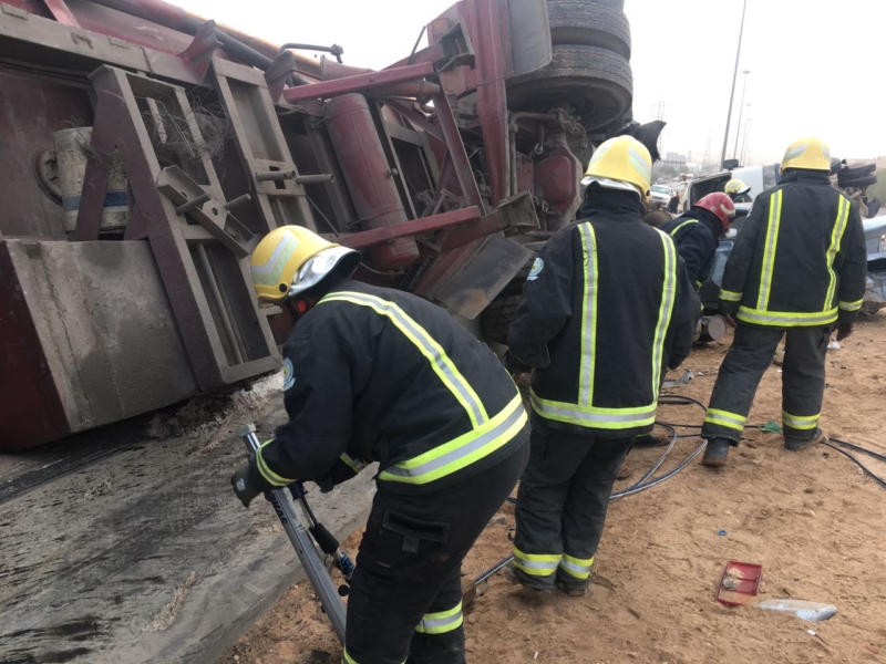 مدني الرياض يوضح تفاصيل حادث الـ 14 مركبة .. 17 إصابة ووفاتين