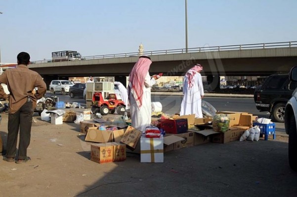 ​شاهد بالصور .. البيع على قارعة الطريق في حراج ابن قاسم بالرياض