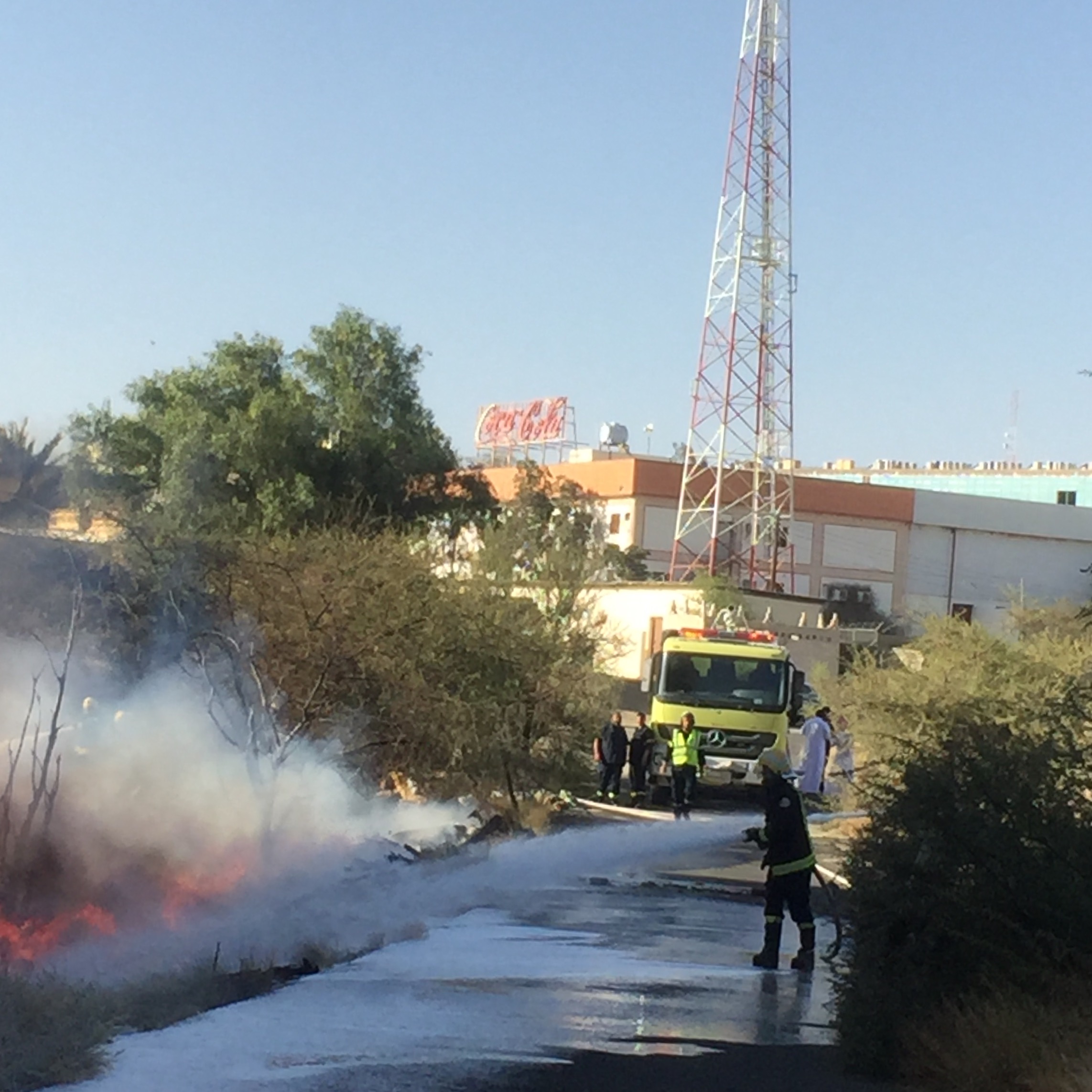 مدني خميس مشيط يُكافح حريقاً هائلاً خلف مركز الواحة مول