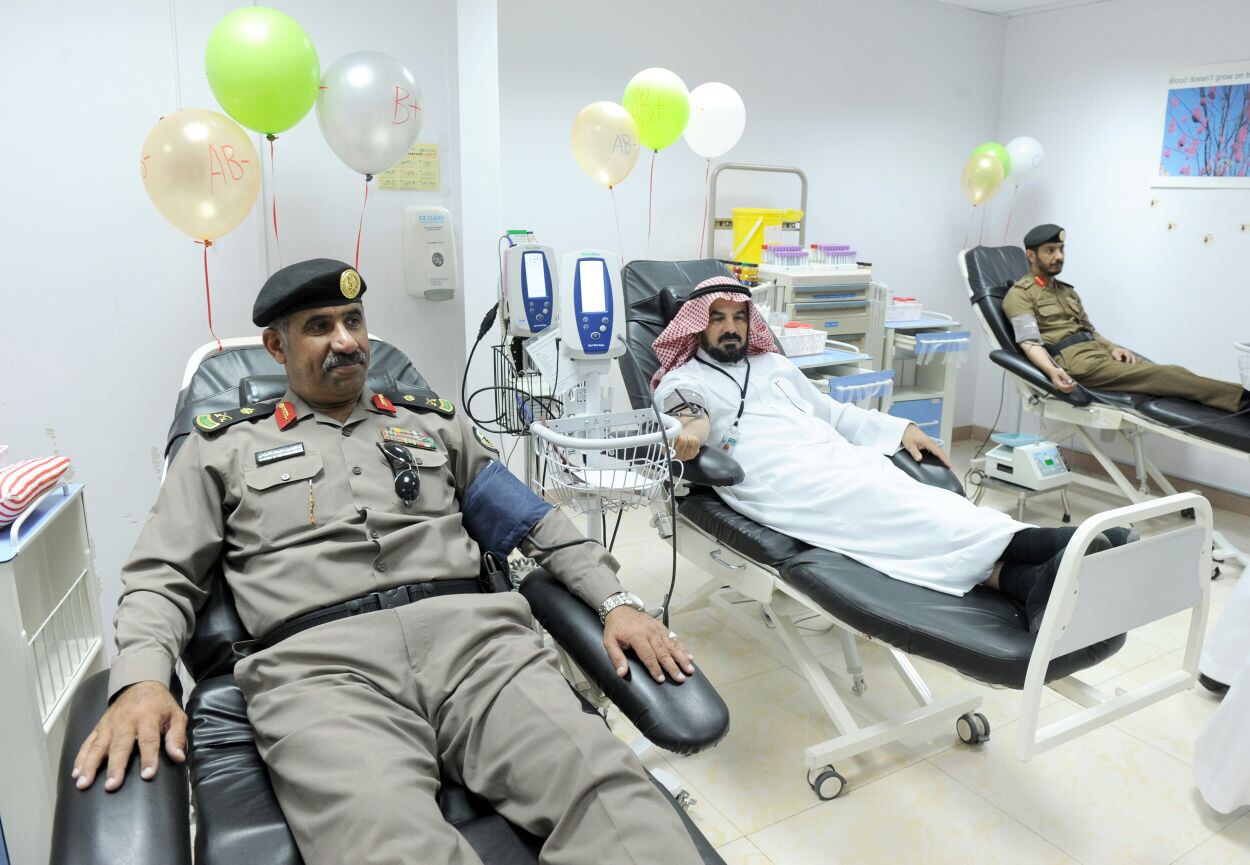 بالصور.. أكثر من 100 متبرع في حملة دماؤنا فداء لجنودنا في عسير