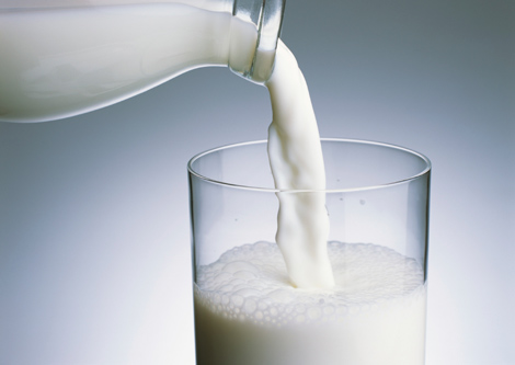 دراسة: شرب الحليب قد يضر بالبشرة